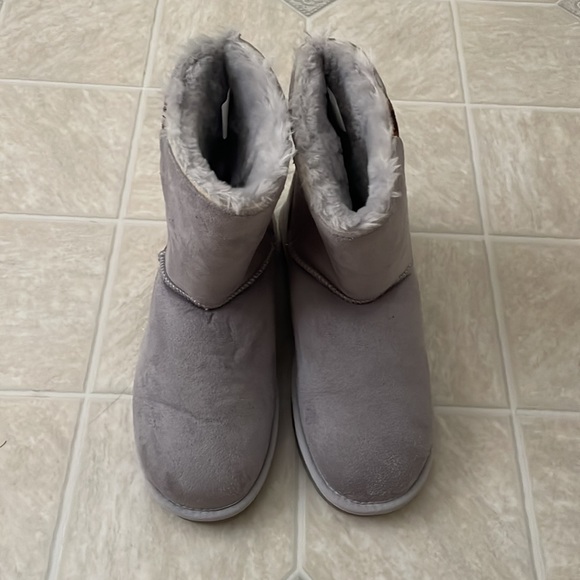 Camel Crown Fuzzy Boots - Picture 3 of 3